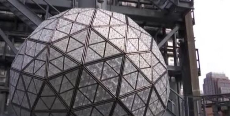 В Ню Йорк монтираха Кристалната топка която ще се спусне